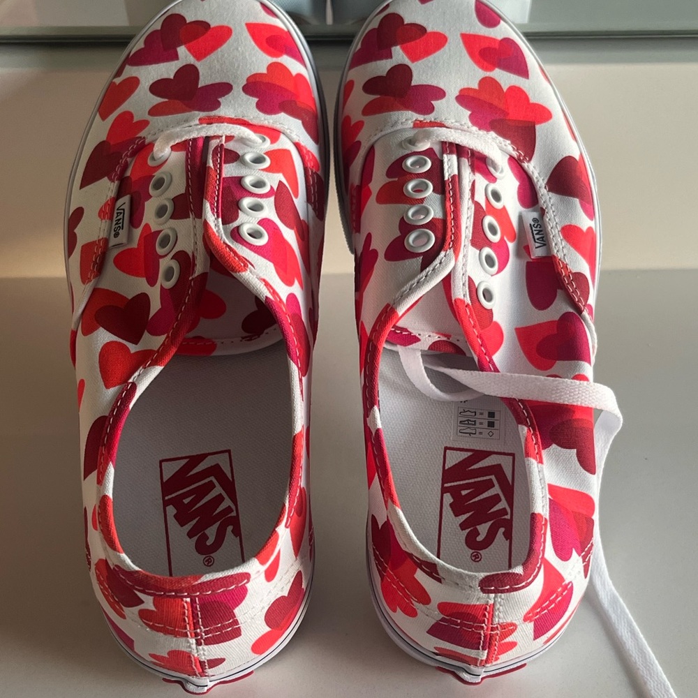 Men’s 9.5 sized vans, white w/heart shapes